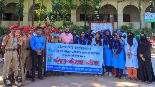 কুয়াইশ বুড়িশ্চর শেখ মোহাম্মদ সিটি কর্পোরেশন কলেজে পরিস্কার-পরিচ্ছন্নতা অভিযান কর্মসূচীতে অংশগ্রহনকারী শিক্ষার্থীদের সাথে অধ্যাপক সুজন দে।